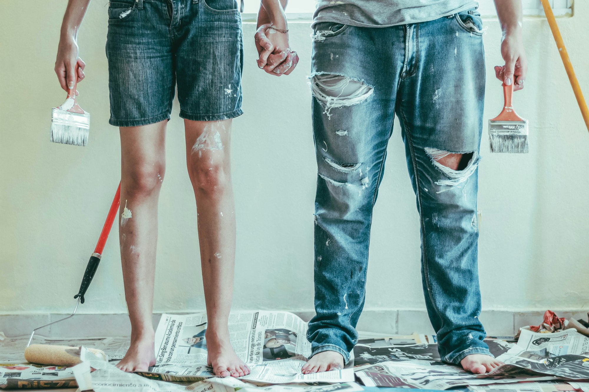 Twee mensen die samen een kamer schilderen
